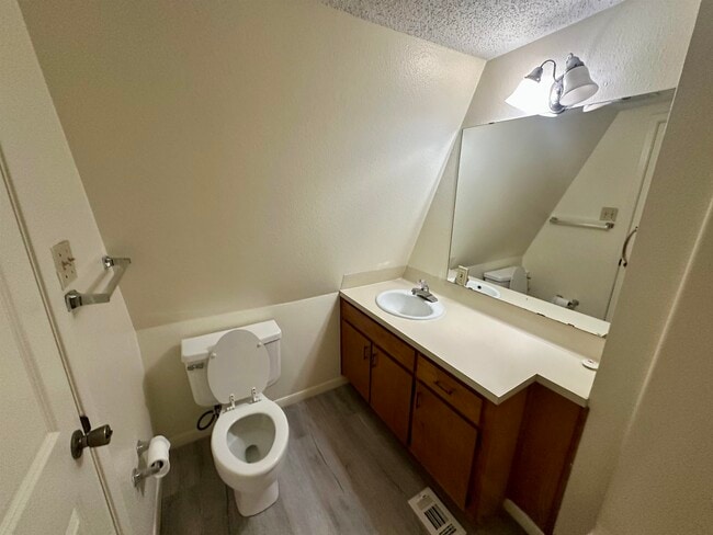 Building Photo - 220 Big Oaks Dr