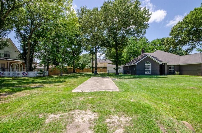 Building Photo - 12811 Fisher Dr