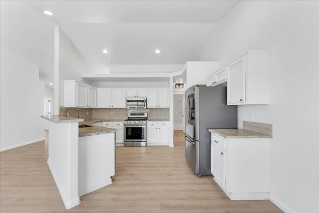 Building Photo - Cute corner lot 3 bed/ 2 bath