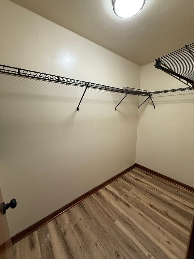 Building Photo - 3BD 2BA FLAT APARTMENT DOWNSTAIRS