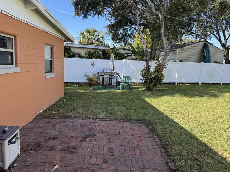 Ample backyard to relax - 1721 Montcalm St