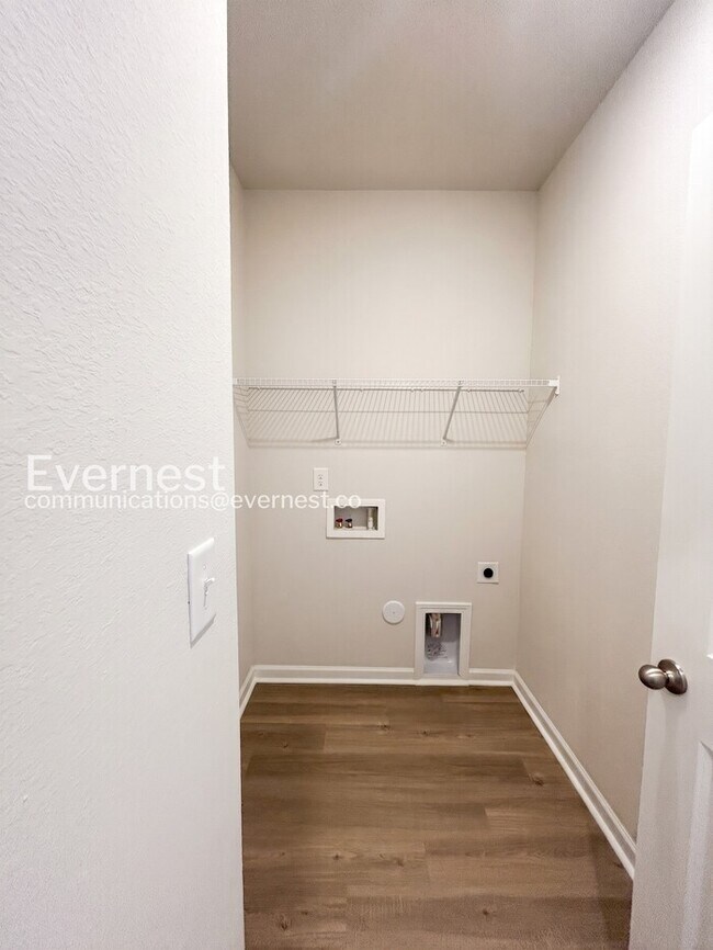 Building Photo - 2 Bed/2 Bath Home with Attached Garage / Pet-Friendly / Vouchers Accepted / Coming Soon!