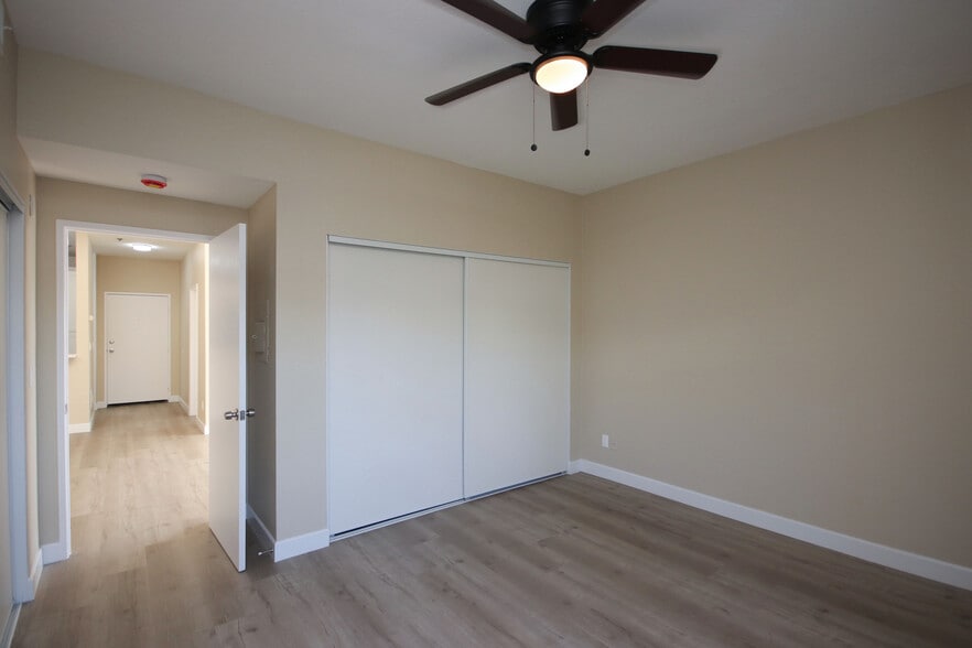 Building Photo - 156 S Oak Knoll Ave