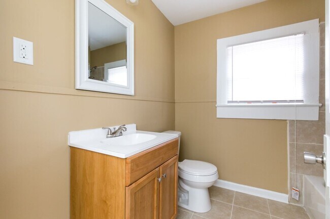 Building Photo - Cute, Clean & Completely Renovated