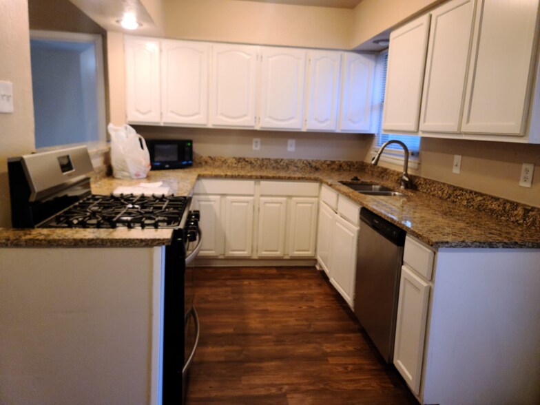 Building Photo - 2539 Hillsboro Ave