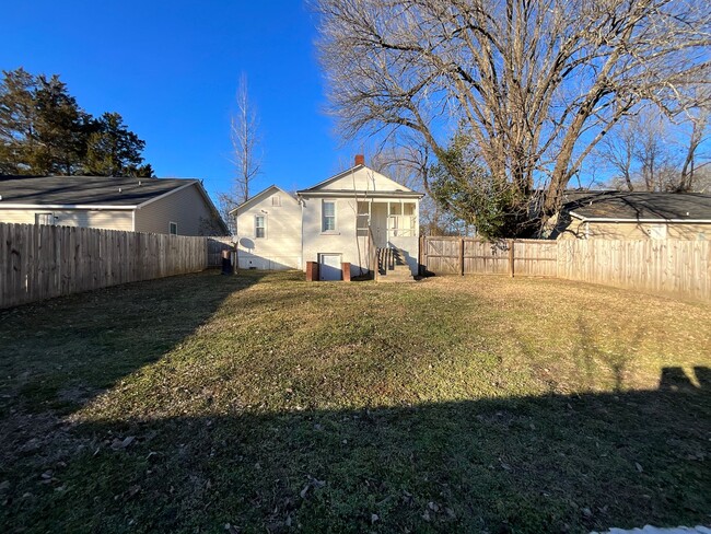 Building Photo - Bright, newly painted  2 Bed, 2 Bath Home ...