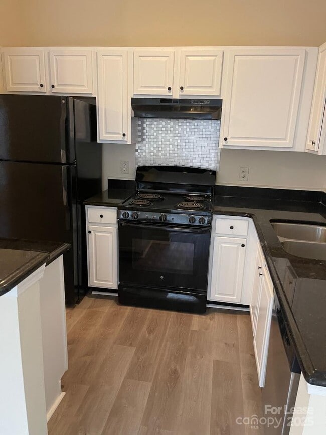 Building Photo - 2121 Lennox Square Rd