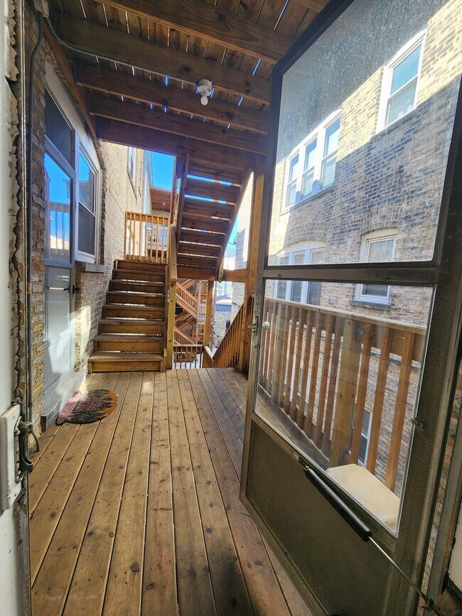 Building Photo - Large 3-bed/1-bath Apartment in the Heart of Rogers Park!