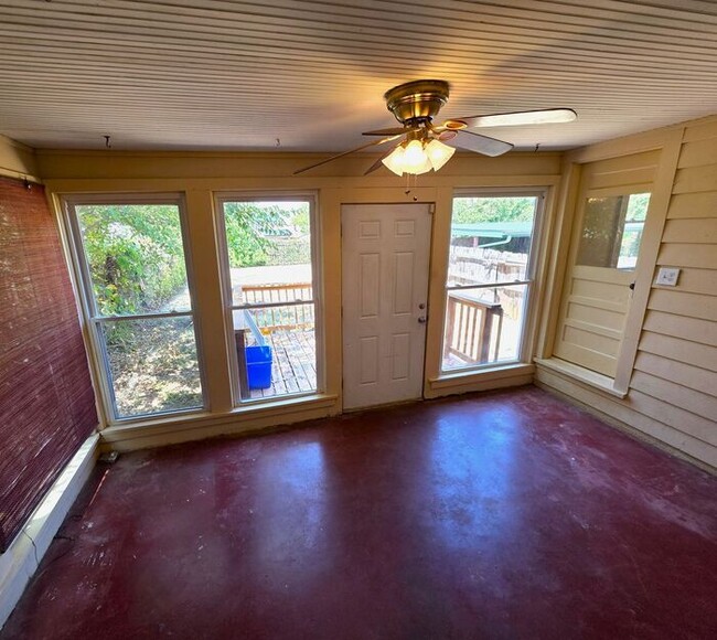 Building Photo - 3 Bed, 1 Bath Home in NW OKC Close to Plaza District