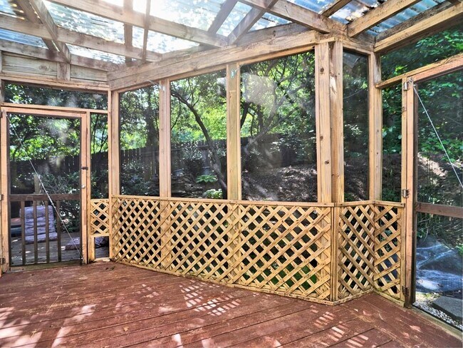 Building Photo - 4512 Woodlawn Lake Dr