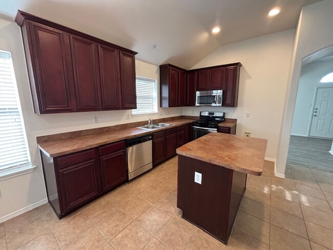 Building Photo - Cute 3 bedroom