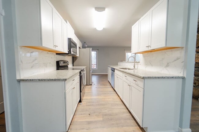 Building Photo - Beautiful Newly Remodeled Home on the Desoto Golf Course! A large landscaped lot with beautiful v...