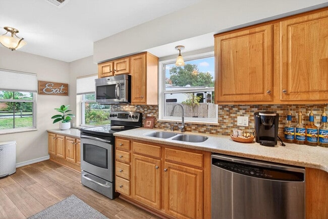 Building Photo - 10546 53rd Ave N