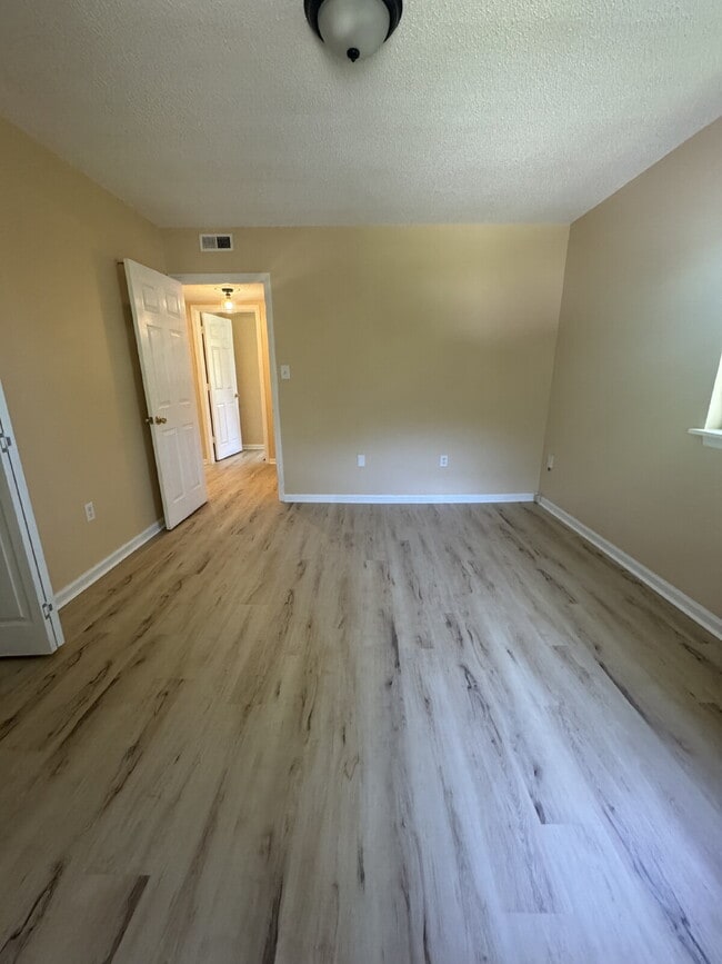 Building Photo - Remodeled upstairs apartment.