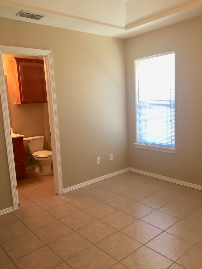 Master has own bathroom!! - 622 Horizon Peak