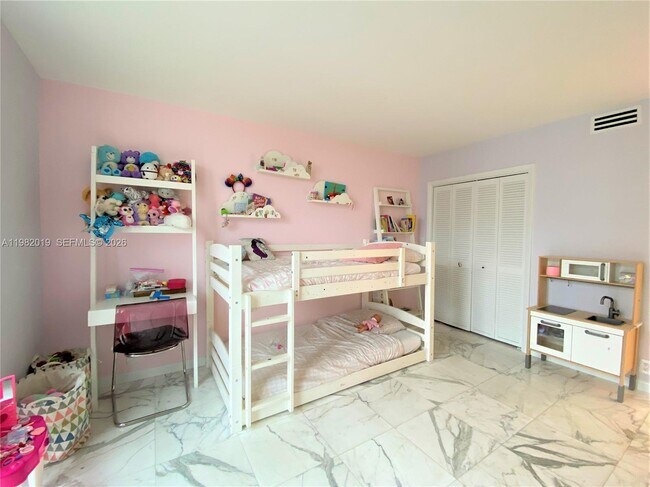 Building Photo - 1121 Crandon Blvd