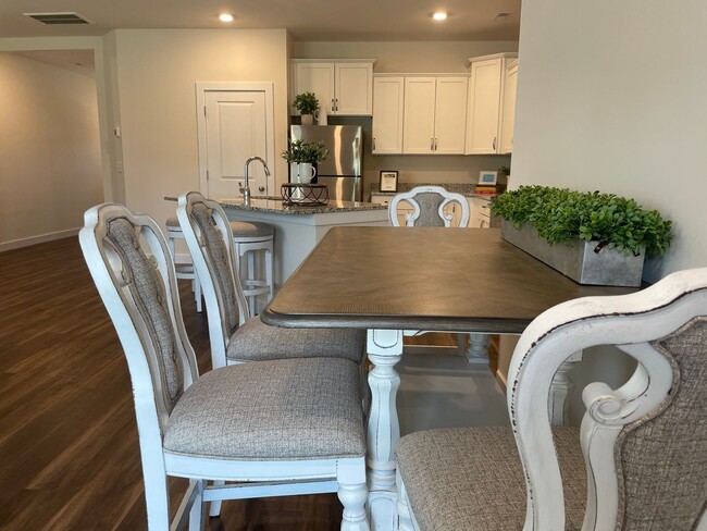 Building Photo - Heron | 3 Bed 2.5 Bath | Garage | 1800 sf