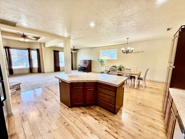 Building Photo - VIEWS in Toquerville Four Bedroom