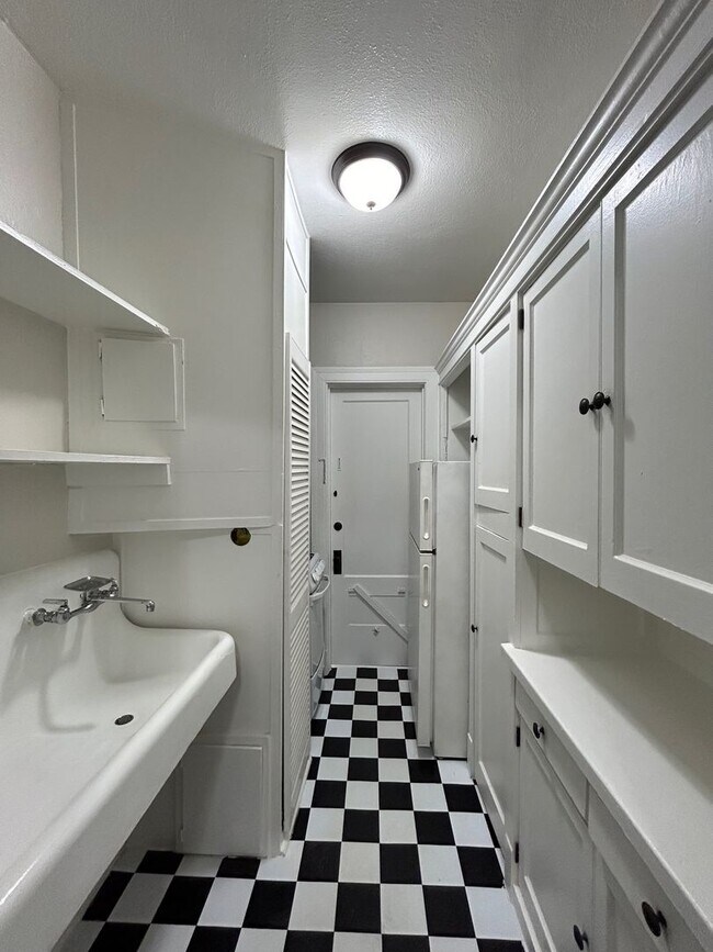 Building Photo - Adorable Upstairs 1/1 w/ Hardwoods in Small 16 Unit 1920's Complex