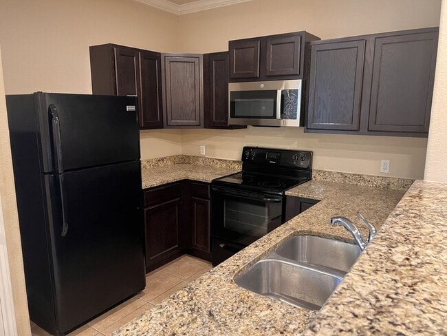 Building Photo - Luxury Townhome in Selma!