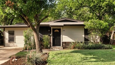 Building Photo - 206 E Skyview Rd