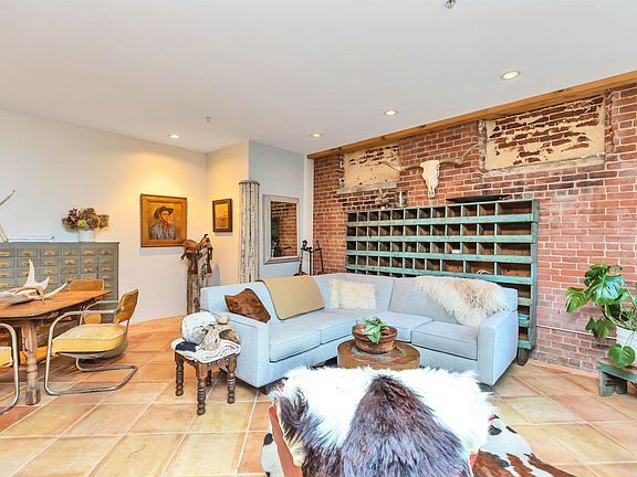 Building Photo - High end stunning condominium located at t...