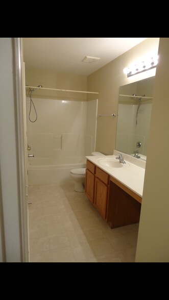Building Photo - 1109 Clover Dr