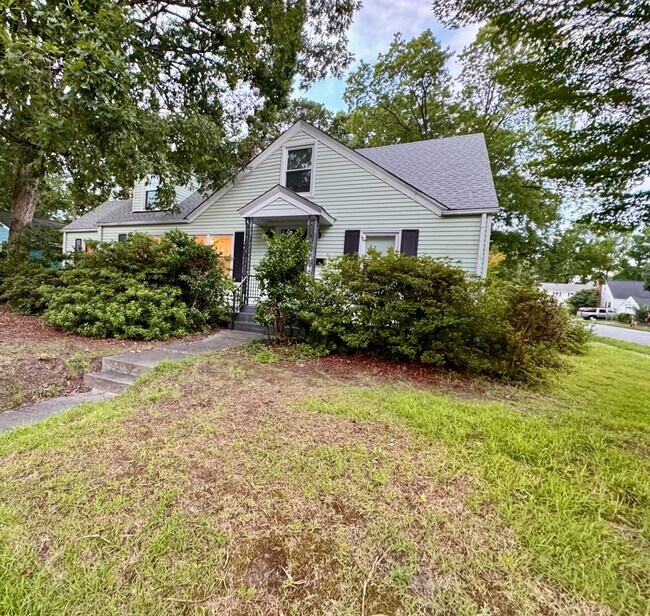 Building Photo - Beautiful 4 bed/3 bath home on large corne...