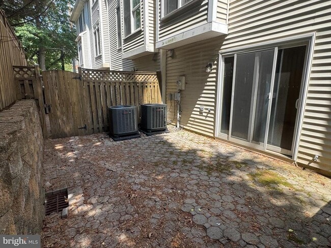 Building Photo - 504 N Thomas St