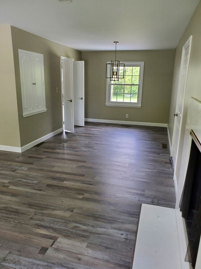 Building Photo - 4 Bed 2 bath newly remodeled