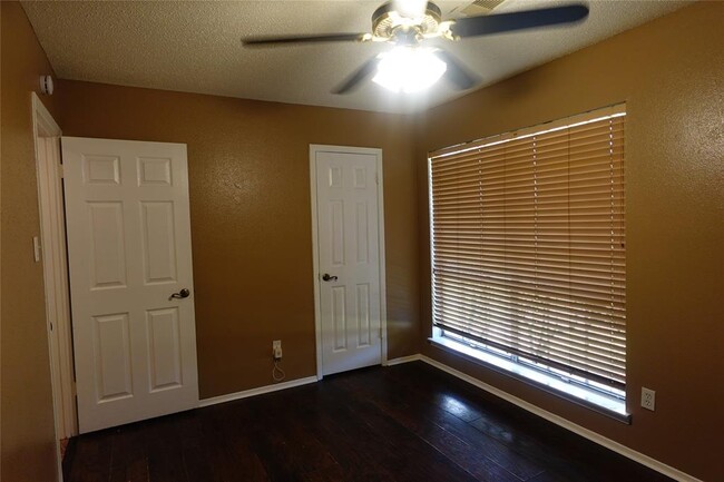 Building Photo - 6314 Sandy Oaks Dr