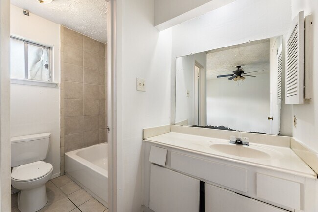 Building Photo - 15235 Heron Park Dr