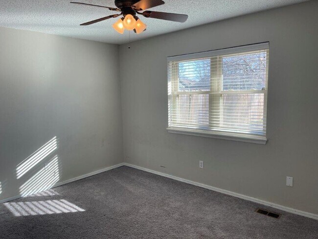 Building Photo - 3 bed 2 bath, 2 car with wood floors, fenc...
