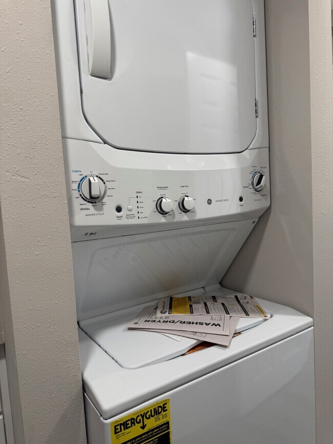 Building Photo - 400 W Texas Ave