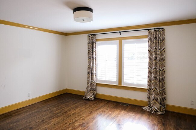 Building Photo - Luxury 4br/3.5ba house