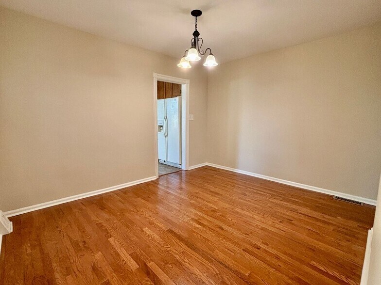 Building Photo - 706 W Railroad Ave