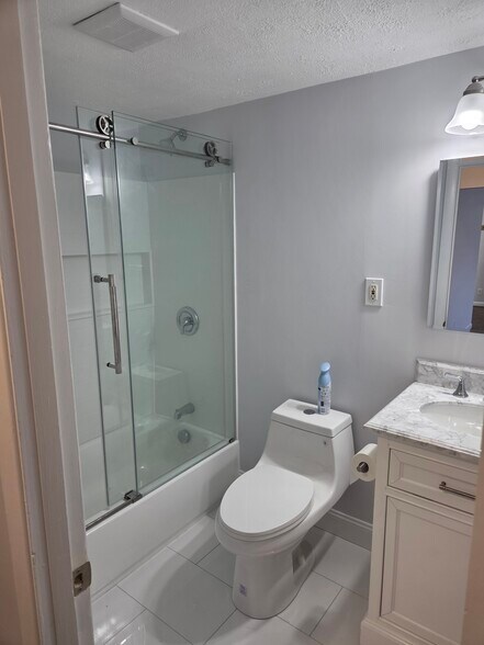 Building Photo - 190 Lake Shore Rd