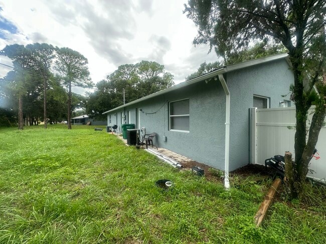 Building Photo - 5106 Sanibel Ave