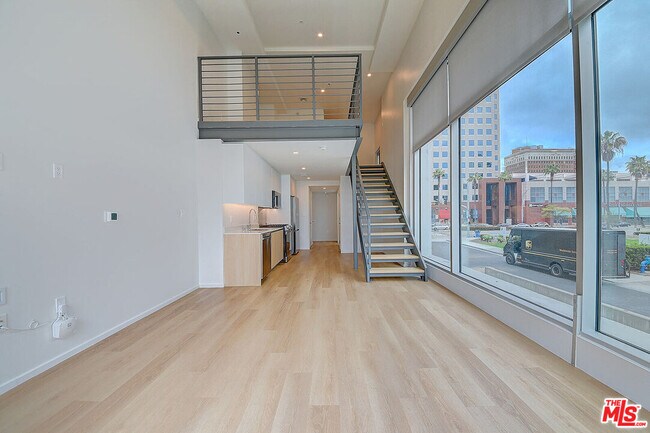 Primary Photo - 200 W Ocean Blvd
