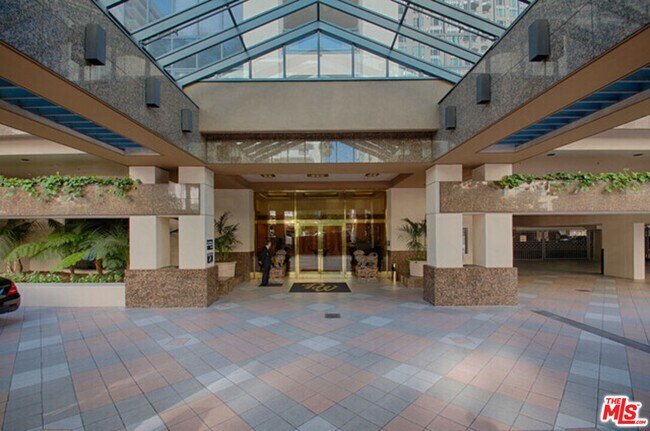 Building Photo - 10724 Wilshire Blvd