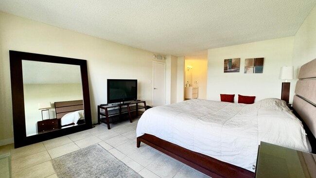 Building Photo - 5100 N Ocean Blvd