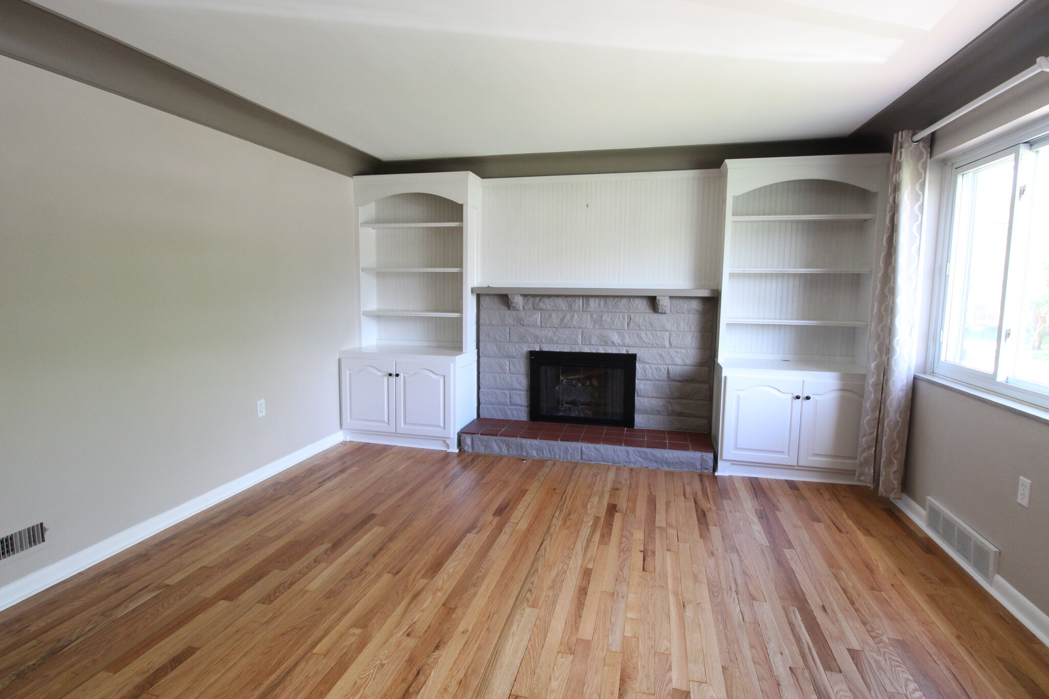 Building Photo - 3893 Mantell Ave