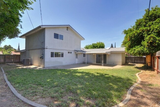 Building Photo - 9101 La Riviera Dr