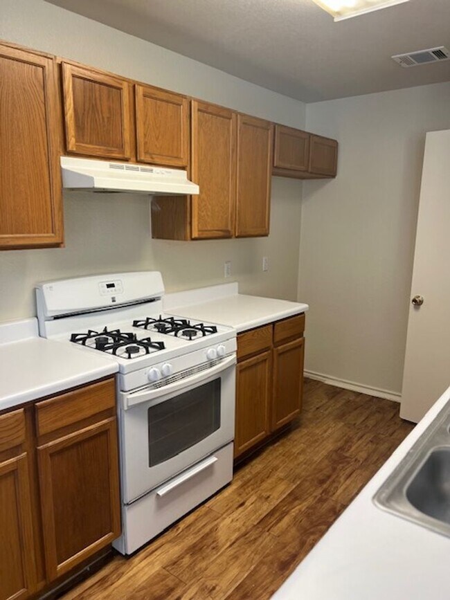 Building Photo - 913