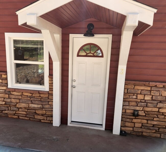 Building Photo - 3 BEDROOM, 3 BATH+ BONUS ROOMS ON RANCH IN...