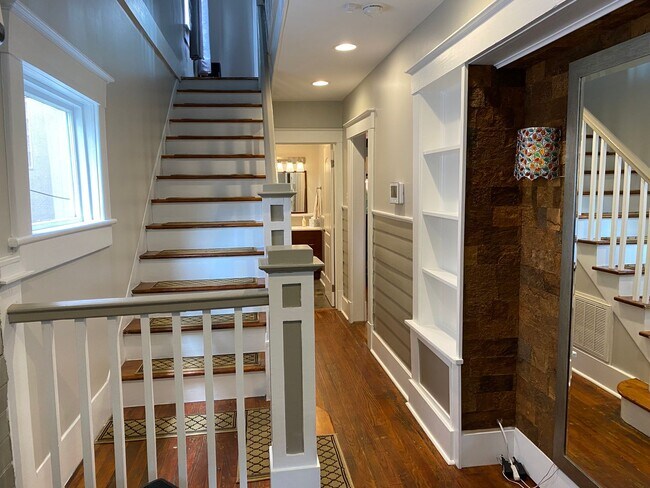 Building Photo - Stunning 3 bedroom/2bath Victorian home