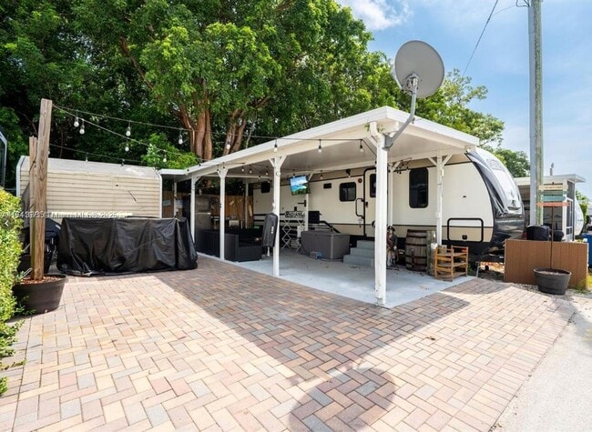 Primary Photo - 325 Calusa St