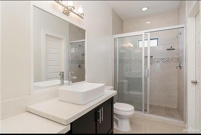 Building Photo - 1219 White Oak Dr