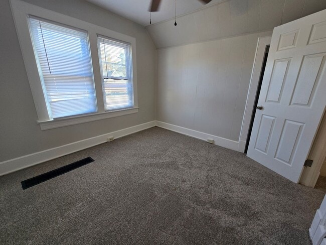 Building Photo - 2 Bedroom Home in Bloomington