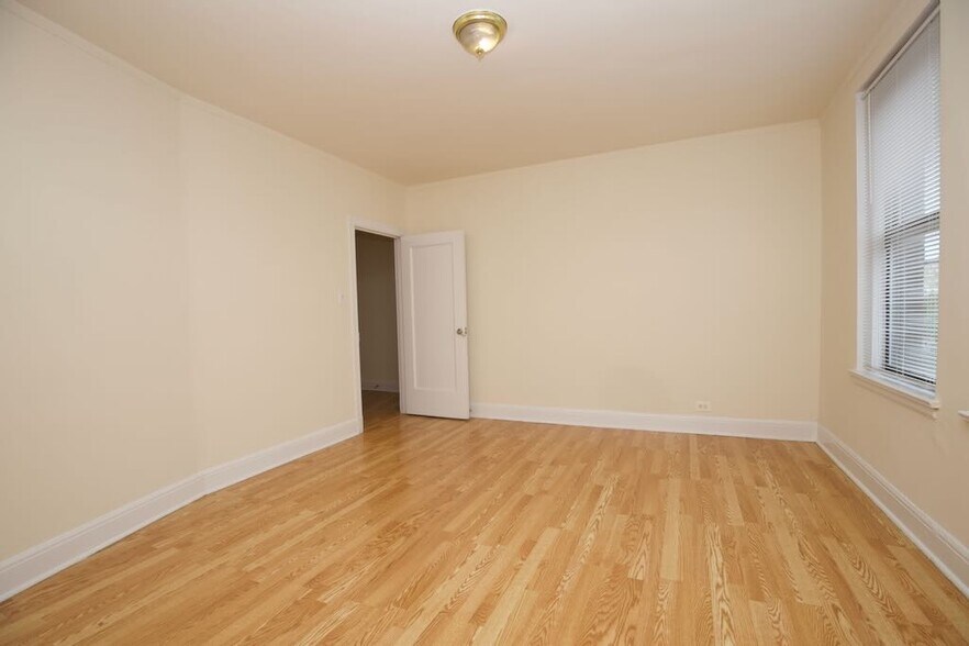 Building Photo - 3335 W Diversey Ave